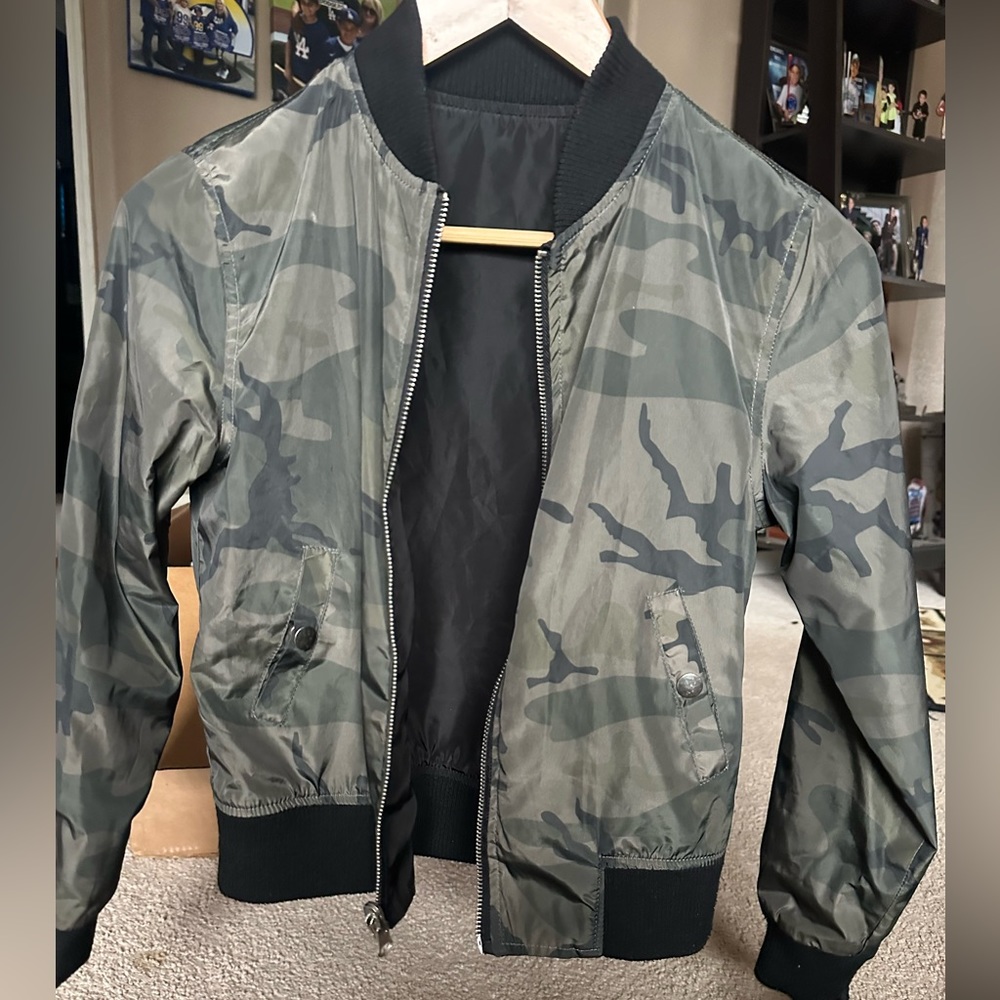 Kids / Boys reversible jacket. Size Medium. 6/8 yrs. Windbreaker material.